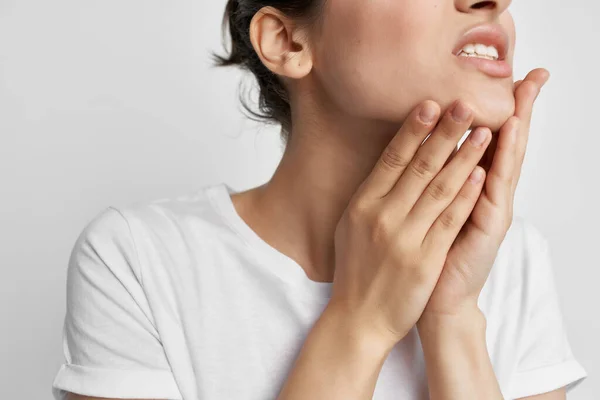 Mujer sosteniendo cara problemas de salud dolor de muelas insatisfacción — Foto de Stock