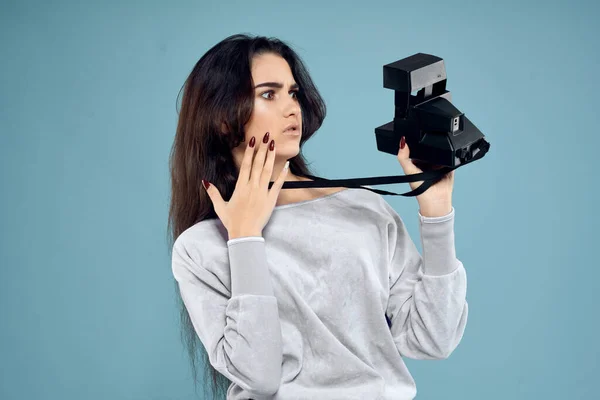 Fotógrafo mulher com câmera profissional tecnologia azul fundo — Fotografia de Stock