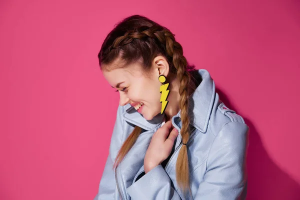 Vrolijk jong vrouw met staarten oorbellen sieraden jeugd stijl — Stockfoto