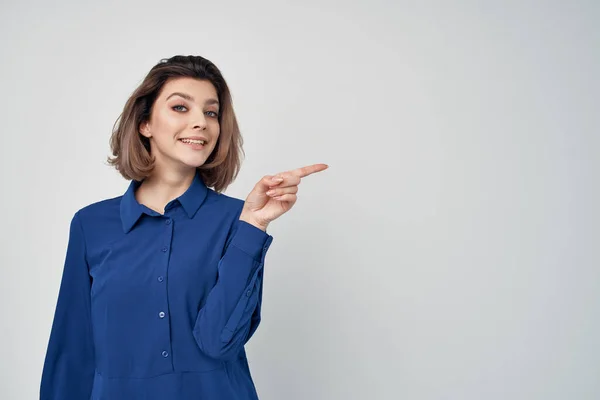 Mavi gömlekli iş kadını kendine güvenen yönetici ofisi — Stok fotoğraf