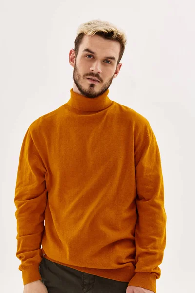 Homme avec expression sérieuse vêtements de mode style masculin vue recadrée — Photo