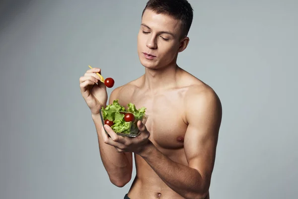 Atlético chico con un cuerpo bombeado saludable comida vegetal ensalada vista recortada — Foto de Stock