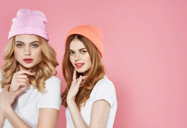 Δύο φίλες σε μοντέρνα ρούχα μοντέρνο στυλ μακιγιάζ ροζ φόντο — Φωτογραφία Αρχείου