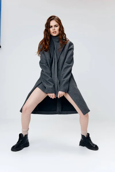 Sexy kobieta z gołymi nogami w szary sweter i płaszcz buty — Zdjęcie stockowe