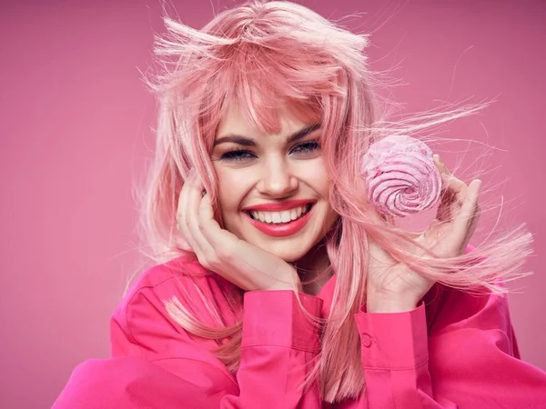 분홍색 머리 케이크 사탕을 가진 쾌활하고 매력적 인 여성 — 스톡 사진