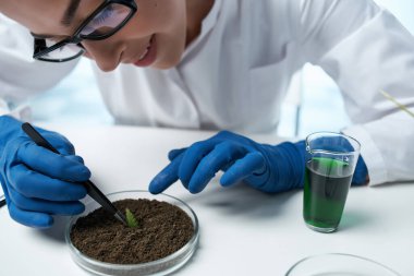 Kadın laboratuvar asistanı biyoloji araştırma bitkileri biyolojisi