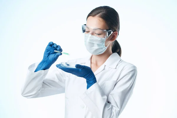 Žena lékař laboratorní věda chemické řešení biologie — Stock fotografie