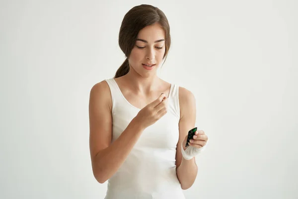 Frau mit bandagierten Händen Medikamente in Händen Gesundheit Emotionen — Stockfoto
