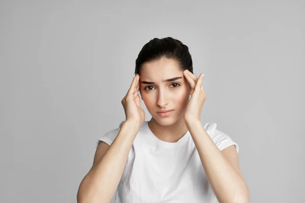 Mulher com dor de cabeça descontentamento problemas de saúde depressão dor — Fotografia de Stock
