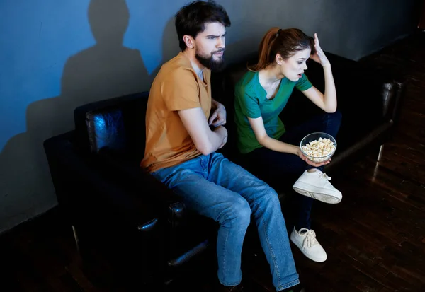 Retenido sentado en el sofá palomitas de maíz viendo películas emociones fin de semana — Foto de Stock