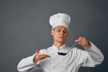 Elinde kepçeyle aşçı lokantayı profesyonel olarak deniyor.