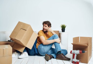 Yeni taşınan ailelerle dolu birkaç kutu.