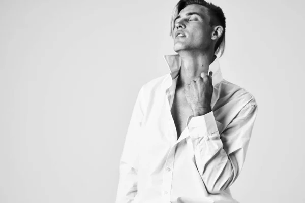 Man i vit skjorta hålla krage elegant poserande stil — Stockfoto