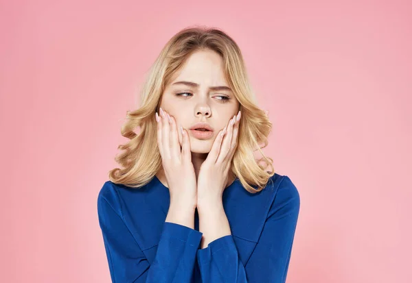 Blondine pige i blå kjole studio glamour lyserød baggrund - Stock-foto