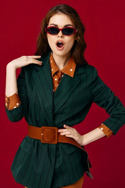 Kvinna med öppen mun bär solglasögon kavaj mode beskärd utsikt — Stockfoto