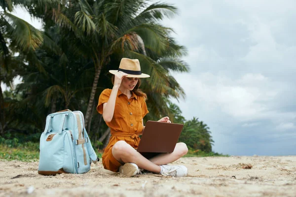 Mujer mochila turística isla paisaje palmeras — Foto de Stock