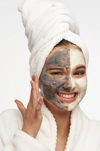 Masque visage femme avec serviette rajeunissement de la peau propre — Photo