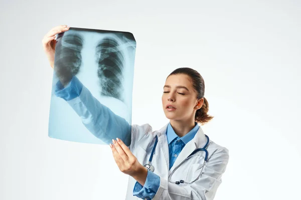 Kvinnlig läkare i vit rock röntgenundersökning behandling — Stockfoto