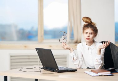 duygusal kadın sekreter masa başı müdürü ofisi