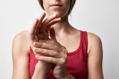 Parmaklarında eklem ağrısı olan kadın romatizması var.