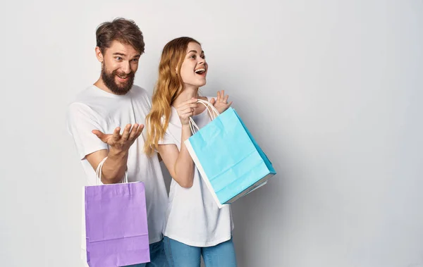 Vrolijk jong paar met pakketten in hun handen winkelen entertainment vriendschap — Stockfoto
