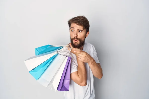 Szakállas férfi csomagokkal a kezében szórakoztató kedvezmények — Stock Fotó