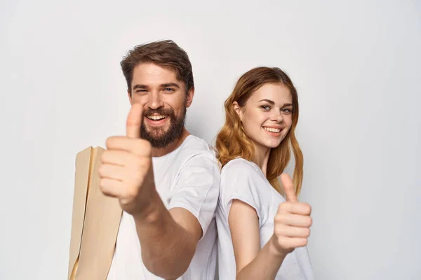Homem e mulher em t-shirts brancas compra de loja pacote — Fotografia de Stock