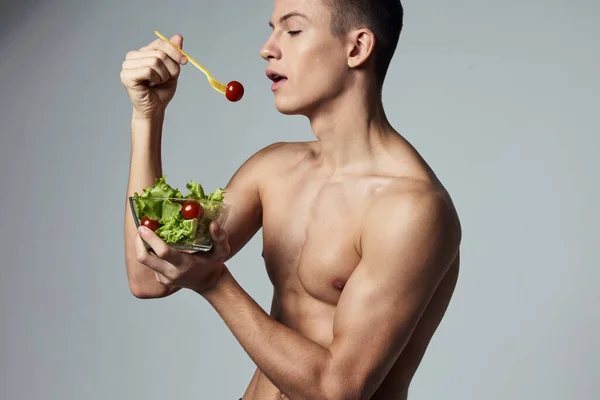 Chico deportivo con un torso desnudo saludable comer ensalada de verduras ejercicio de energía — Foto de Stock