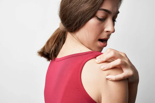 Kırmızı tişörtlü kadın eklem iltihabı, eklem iltihabı, tedavi sorunları — Stok fotoğraf