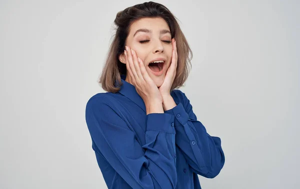 Mulher de negócios alegre vestindo óculos camisa azul escritório profissional — Fotografia de Stock