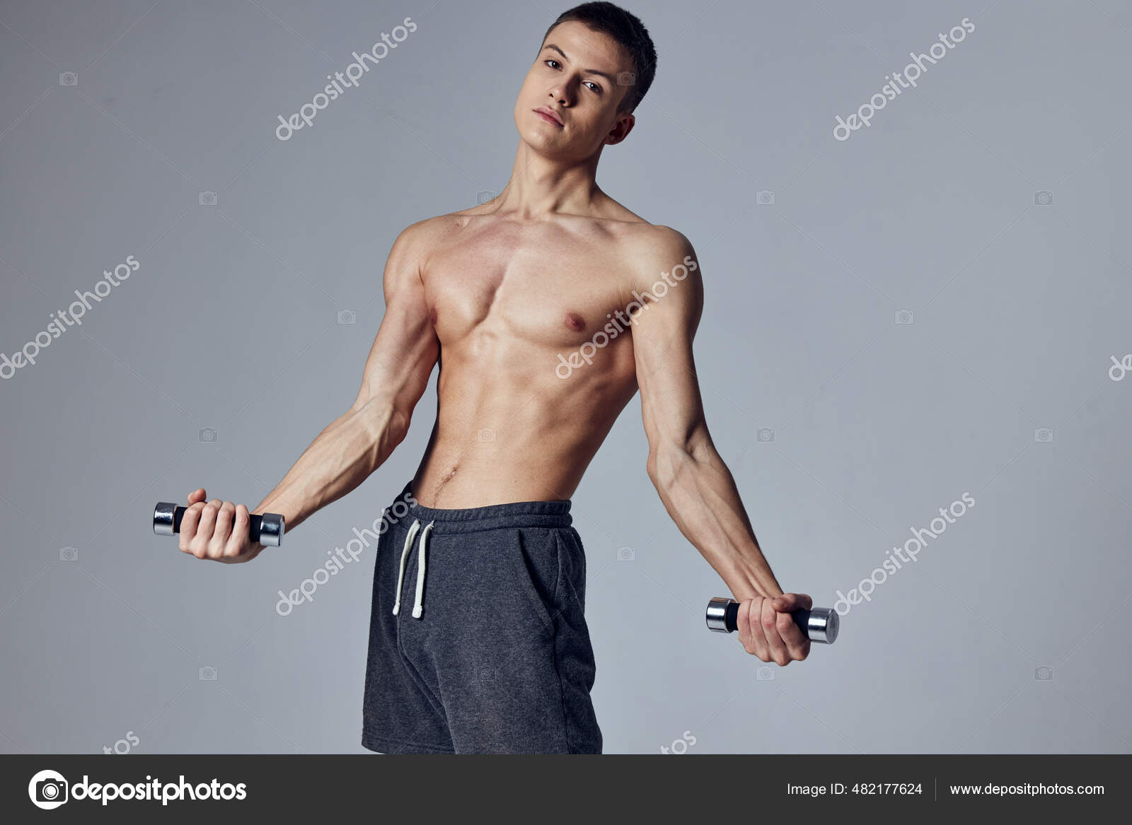 Schöner Mann athletischer Körperbau Hanteln in der Hand Workout -  Stockfotografie: lizenzfreie Fotos © ShotStudio 482177624 | Depositphotos