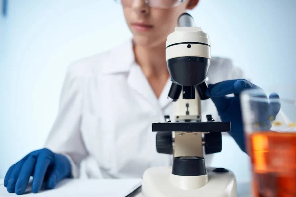 Laboratoriemikroskop närbild forskningsteknik — Stockfoto