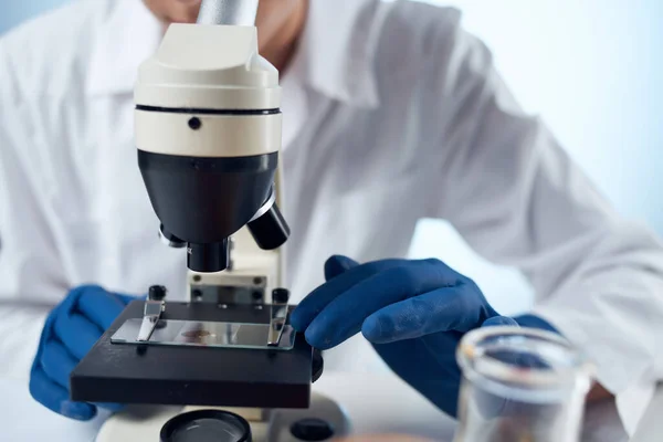 Γυναίκα βοηθός εργαστηρίου έρευνα μικροσκόπιο διαγνωστική επιστήμη — Φωτογραφία Αρχείου