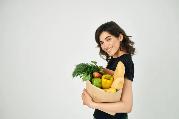 Mujer con un paquete de supermercado de entrega de alimentos de salud —  Fotos de Stock