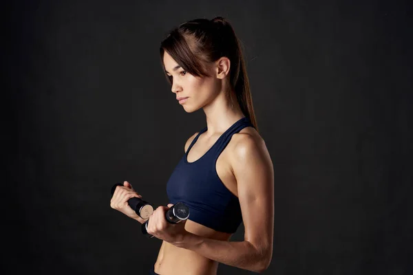 Vrouw met halters in handen slanke figuur training motivatie — Stockfoto