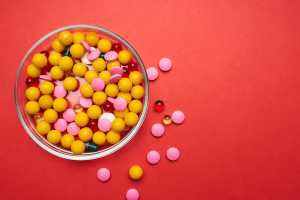 Тарелка таблеток для лечения антибиотиками — стоковое фото
