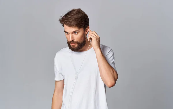 Uomo in bianco t-shirt attraente sguardo moda casual usura luce sfondo — Foto Stock