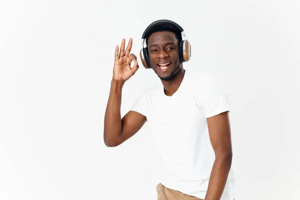 Afro-Américain dans les écouteurs musique amant divertissement — Photo