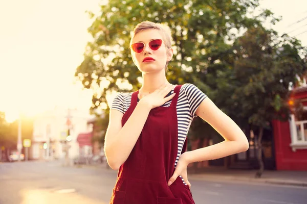 Mujer alegre al aire libre con gafas de sol posando de moda —  Fotos de Stock