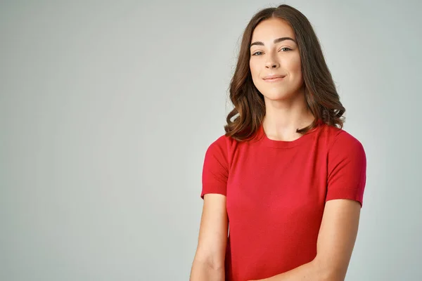 Mooi brunette in rood t-shirt mode mooi haar close-up — Stockfoto