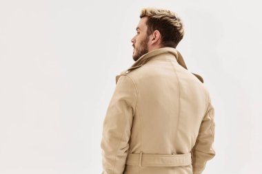 Bej ceketli adam moda saç stili arka plan izole edilmiş.