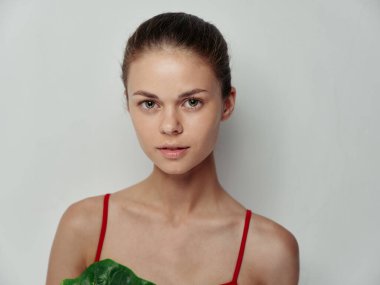 Kadın temiz cilt kozmetolojisi kırmızı tişört açık arkaplan 