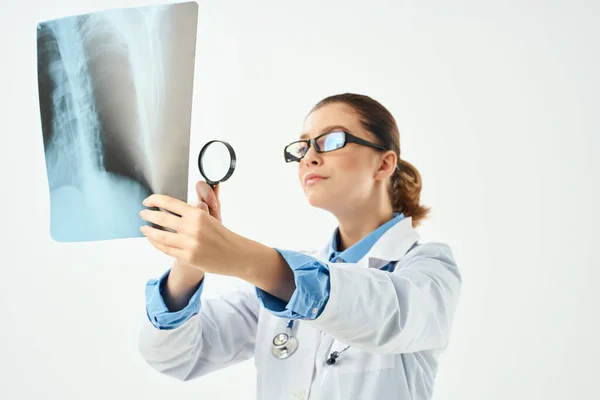Radiologista em casaco branco olhando para o hospital de medicina de raios-x — Fotografia de Stock