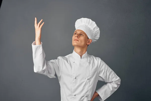 Homem de uniforme chefs gesticulando com suas emoções mão uniforme restaurante de trabalho — Fotografia de Stock