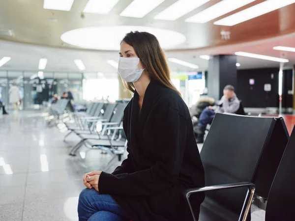 Mujer sentada en el aeropuerto máscara médica viaje de espera — Foto de Stock