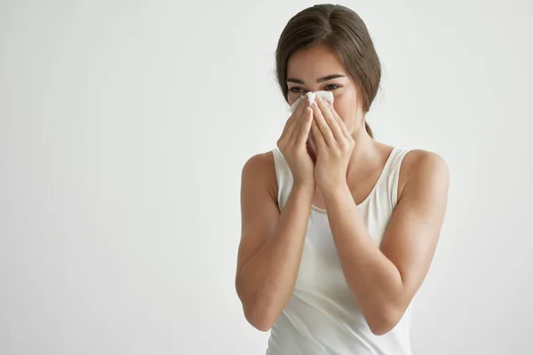 Mujer sonándose la nariz en un pañuelo problemas de salud por el virus de la gripe —  Fotos de Stock