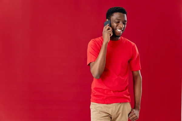 Homem Africano aparência com telefone nas mãos tecnologia comunicação — Fotografia de Stock