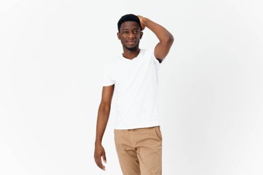 Afrikalı görünümlü bir adam ve kafasını yalnız başına tutuyor.