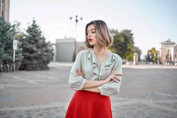 Vrolijk vrouw in rood rok in het plein buiten poseren — Stockfoto