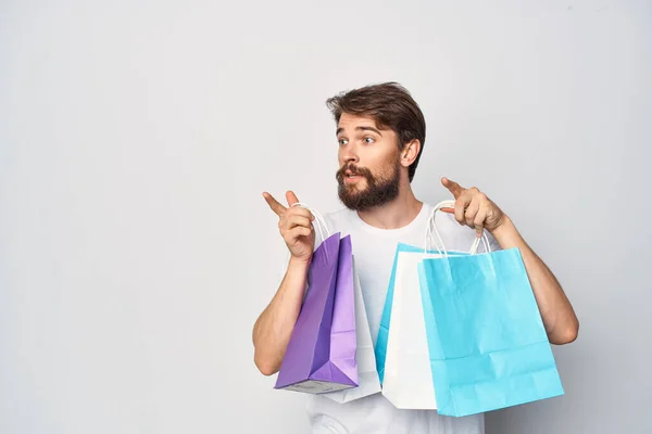 Uomo con le borse nei denti shopping stile di vita divertente — Foto Stock